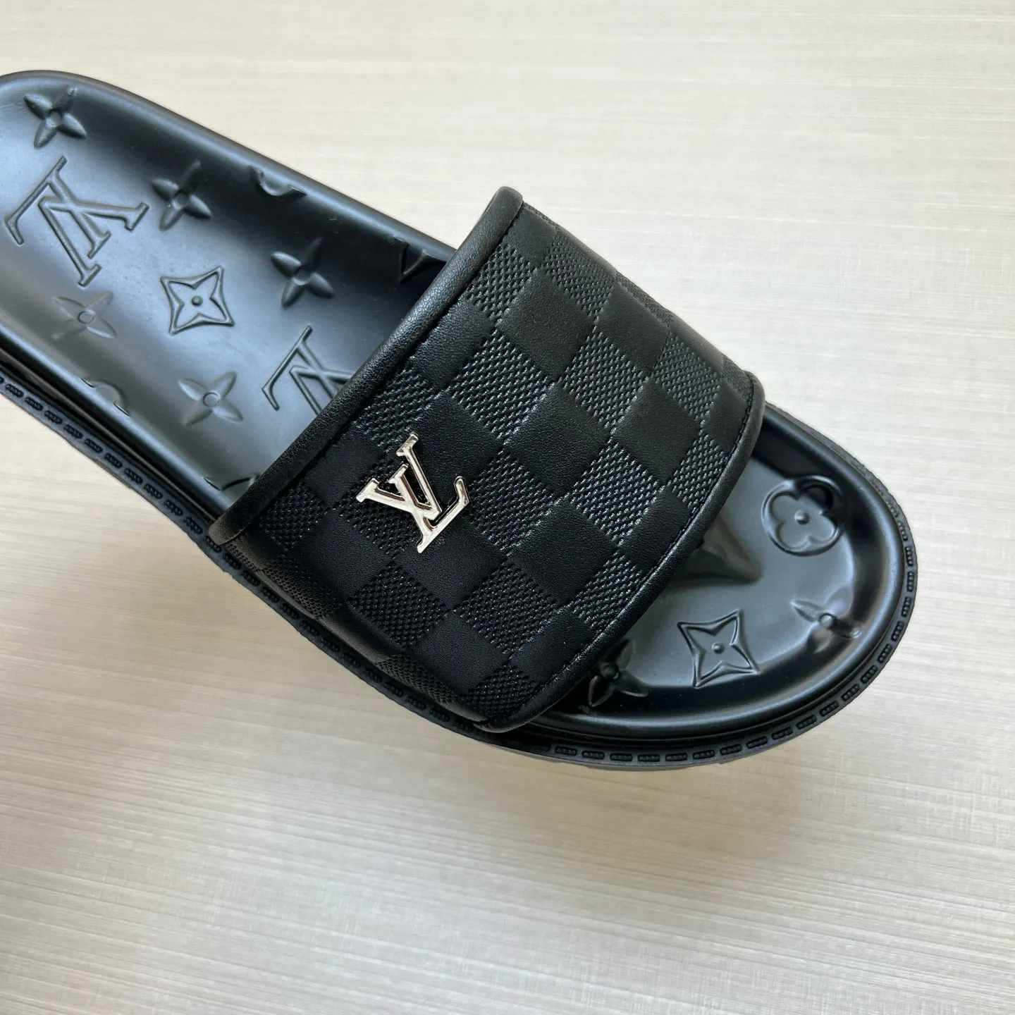 P270🏆Louis Vuitton 🏆[Louis Vuitton] Spring/Summer 2025 [Men's Flip Flops] 🎯🎯As an active family in the fashion industry ⭐ Lv is characterized by bold innovation ⚡Create this casual business style for Chinese fashionable men ✨The fabric is made of imported high-grade cowhide 🔥 Clean and neat ⚡Fashionable and elegant🌹Breathable, sweat-absorbent and deodorant👈So luxurious, high-end and domineering. 👍Must be sold if you repost the picture. Number of yards: 38--46. Color: 🎉 For large quantities. Welcome to repost.